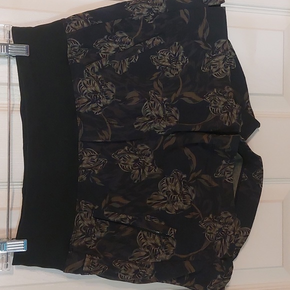 Athleta Trekkie North Floral Shorts - Picture 2 of 10
